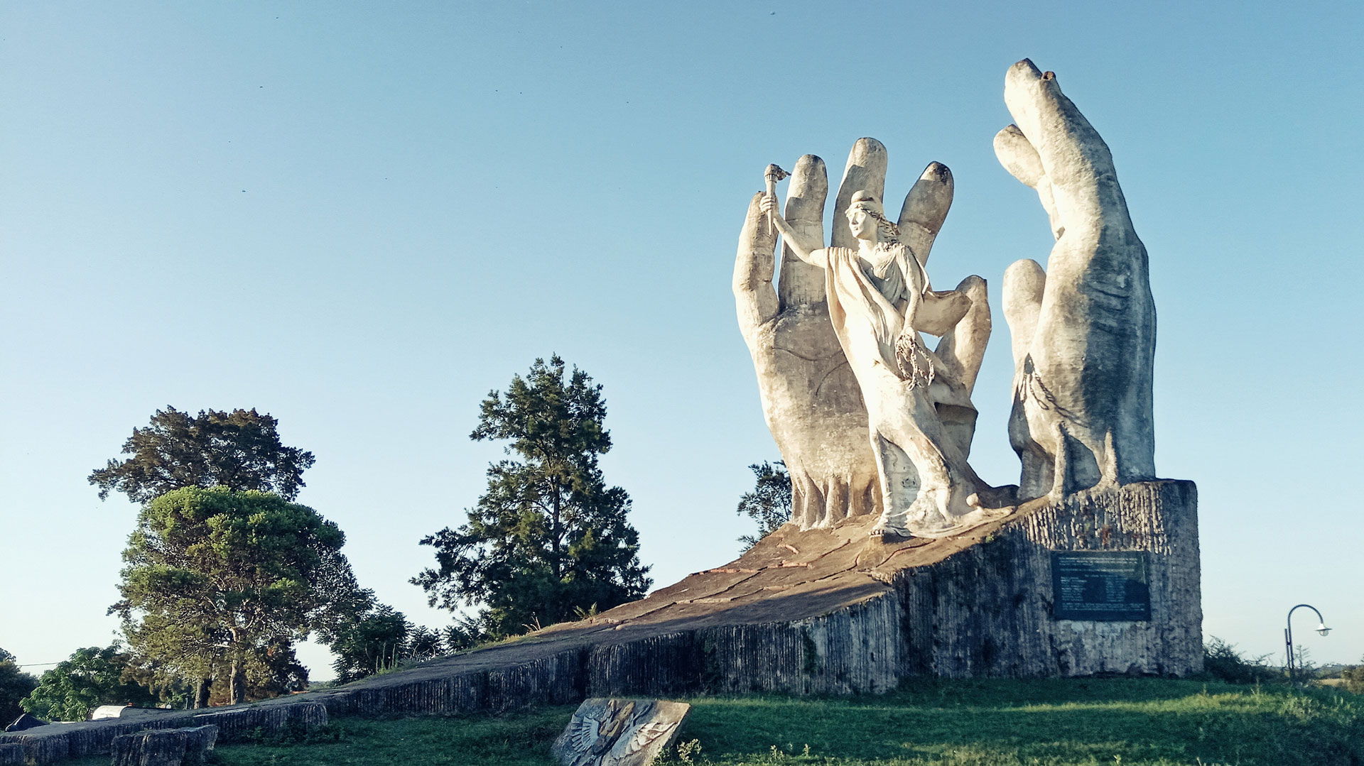 las manos, concepcion del uruguay, logo, insignia, escultura, monumento a la republica, la salamanca